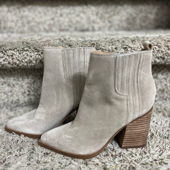 NWOB Marc Fisher Suede Pointed Toe Ankle Boot Taupe Grey color Oshay size 4.5 - Picture 3 of 7